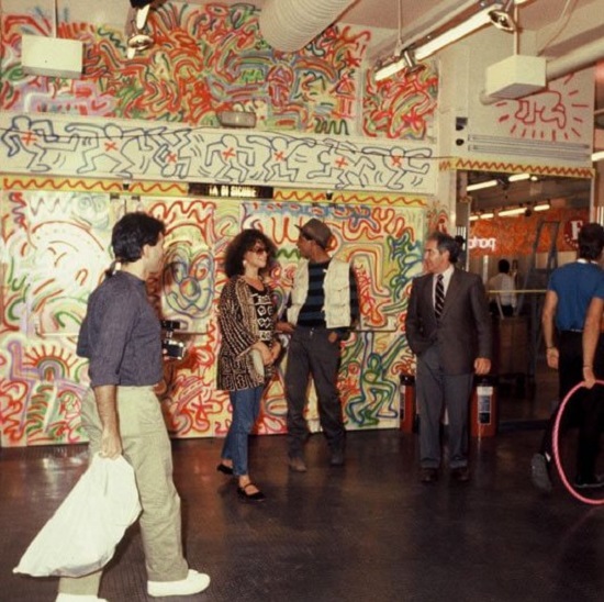 Keith Haring nel negozio Fiorucci di San Babila a Milano, 1983