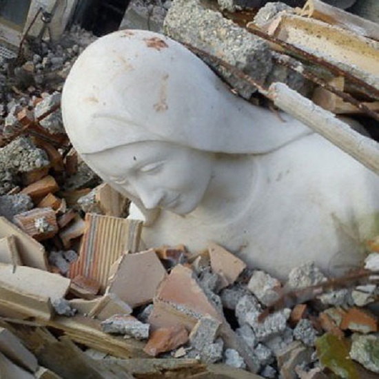  L'Aquila, statua di Sant'Anna dalle macerie del terremoto