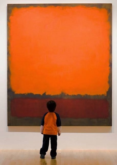 bambino davanti a Mark Rothko
