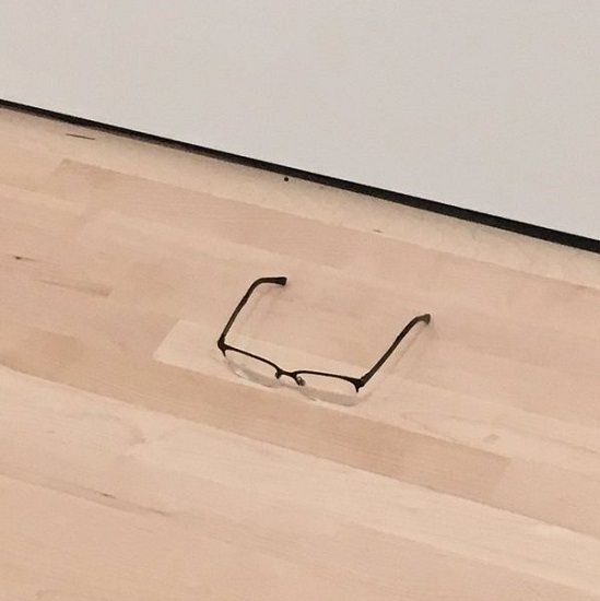scherzo degli occhiali sul pavimento di TJ Khayatan al Moma di San Francisco 