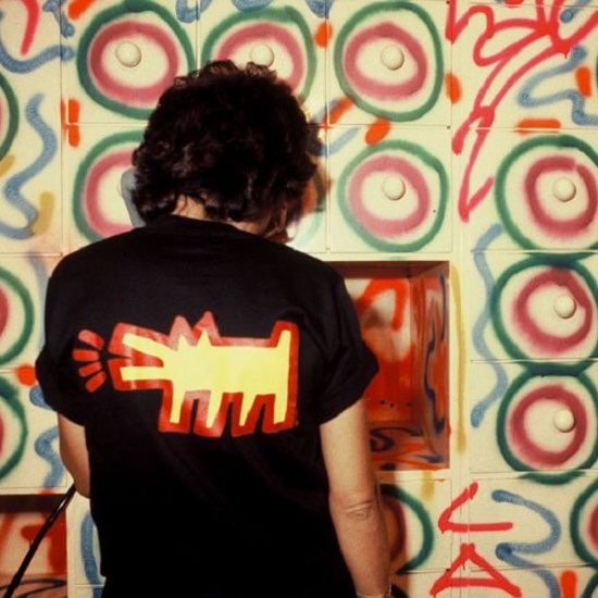 Keith Haring nel negozio Fiorucci di San Babila a Milano, 1983